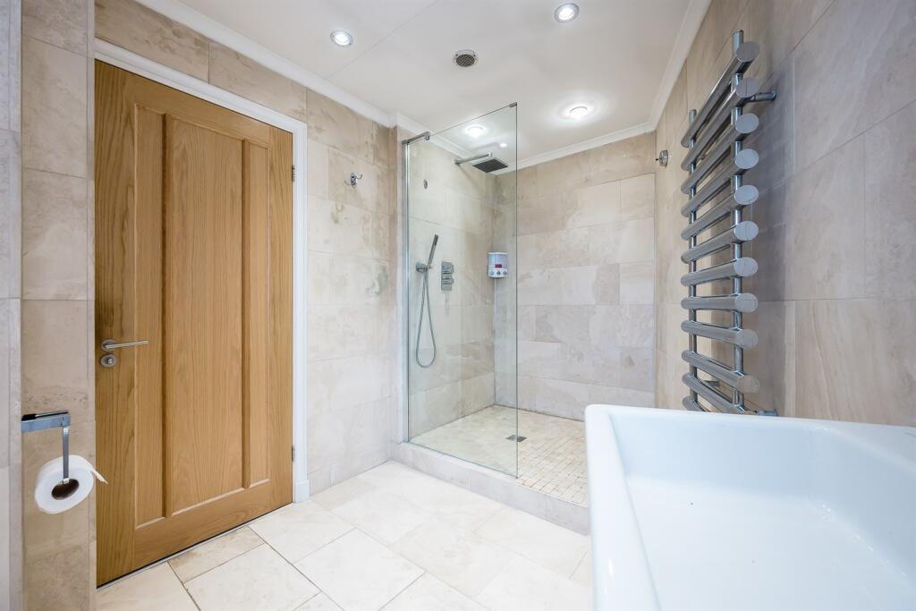 2 bedroom apartment for sale in Delahays Drive, Hale, WA15